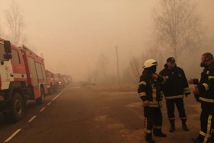 У Чорнобильській зоні не вщухають пожежі: на ліквідації задіяно понад 300 чоловік (фото, відео)