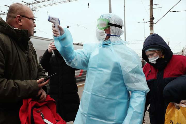 Число зараженных коронавирусом в Украине приблизилось к 2000