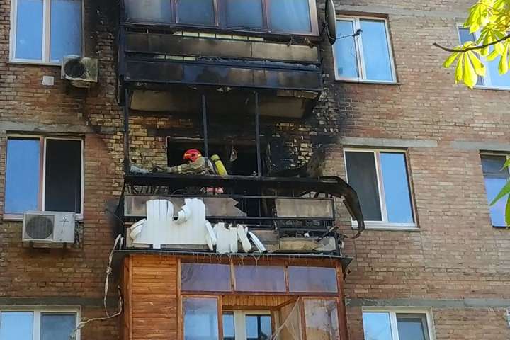 Пожежу біля палацу «Україна» ліквідовано: рятувальники повідомили подробиці (фото)