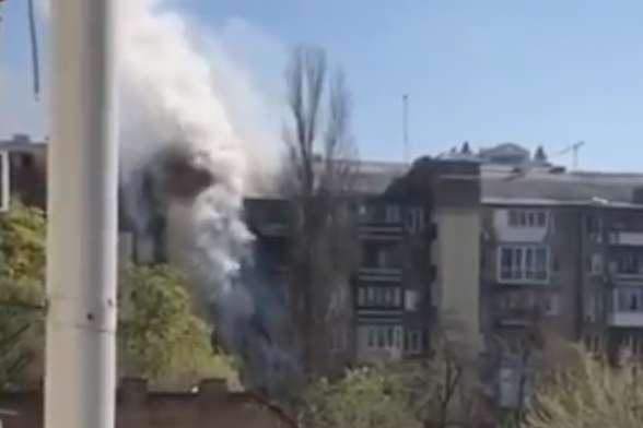 Біля палацу «Україна» серйозна пожежа: палає будинок (фото, відео)