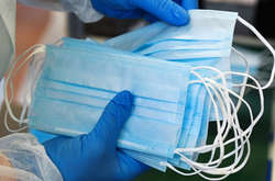 Медицинские маски стали дефицитным товаром в аптеках Украины на фоне пандемии коронавируса