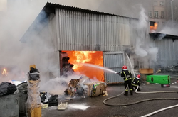 Пожежа виникла в одноповерховій складській будівлі