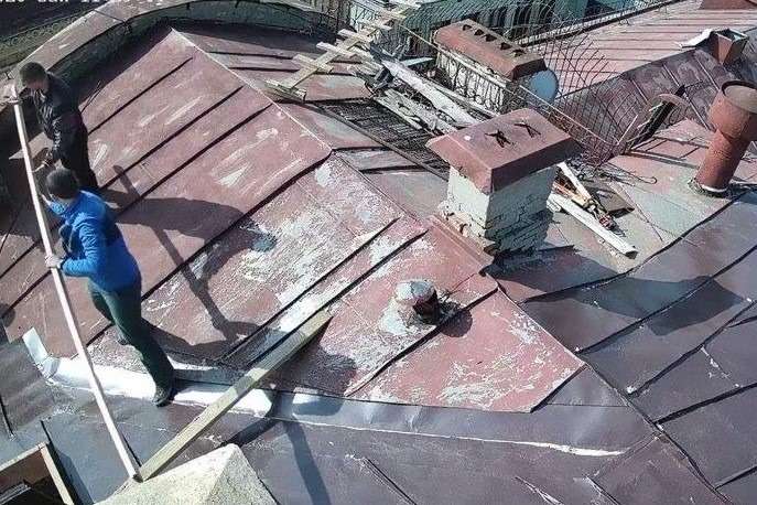 Власник квартири скандального будинку на Майдані власним коштом ремонтує дах (фото)