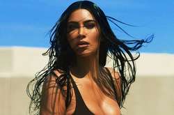  39-летняя Ким Кардашьян обнажила роскошные формы 
  