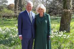 Победивший коронавирус принц Чарльз воссоединился с женой, чтобы отметить хрустальную свадьбу