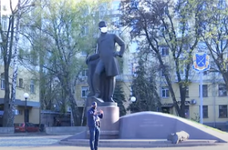 Жителі Дніпра фотографуються біля скульптур в масках