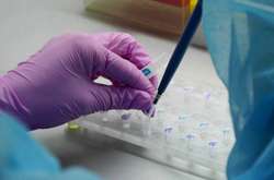 Помимо граждан с пневмонией, тест делают людям с симптомами тяжелых острых респираторных заболеваний, а также тем, кто вернулся из-за границы