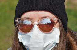 Лікар радить використовувати сонцезахисні в громадських місцях