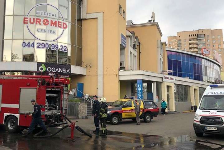 У підвалі магазину в Києві сталася пожежа (фото)
