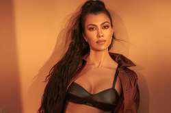 Экстремальное декольте и голые ягодицы: Кортни Кардашьян произвела фурор в сети