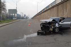 «П’яна» ДТП у Києві: Audi влетіла в бетонну стіну (фото)