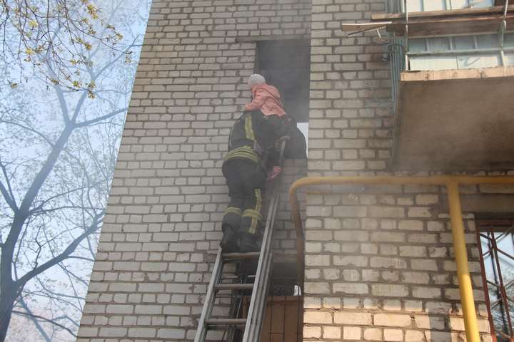 Чергова серйозна пожежа в Києві: з багатоповерхівки евакуювали людей (фото)