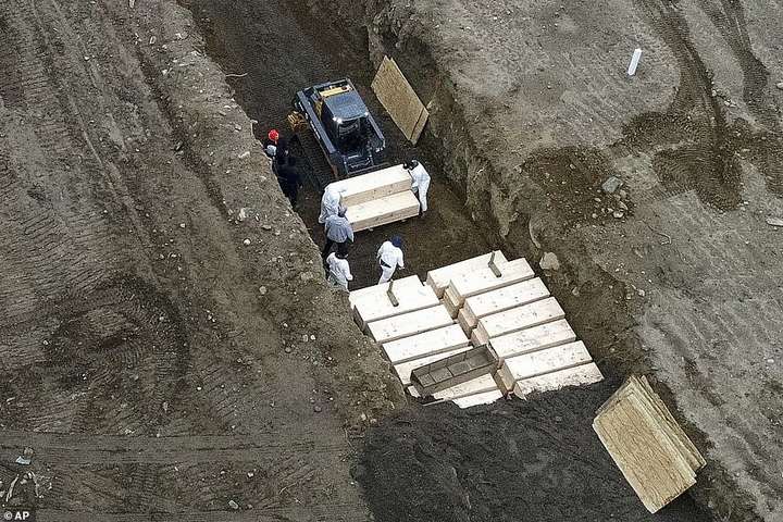 Умерших от Covid-19 в Нью-Йорке начали хоронить в братских могилах