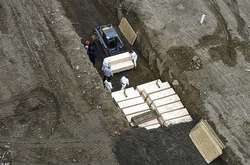 Братская могила для умерших от коронавируса в Нью-Йорке