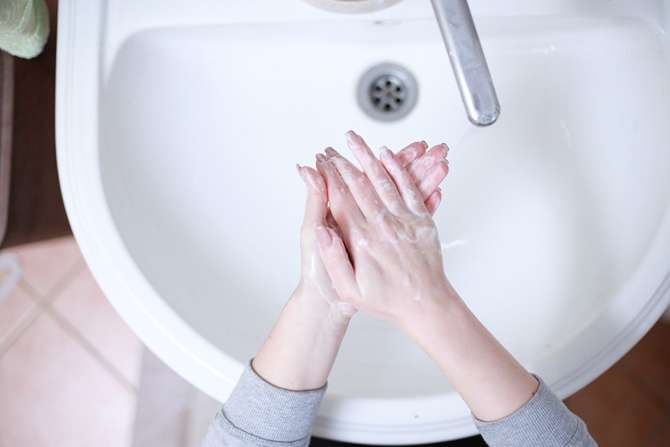 Названа небезпека частого миття рук і використання антисептика