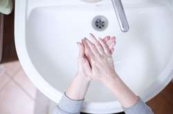 Всесвітня організація охорони здоров’я рекомендувала в якості захисту від коронавірусу регулярно мити руки і обробляти їх антисептиком на спиртовій основі