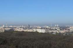 Повітря у деяких районах Києва небезпечна для здоров’я. Фото - ситуація на ранок 11 квітня 2020 року, сірий прошарок смогу вкрив місто