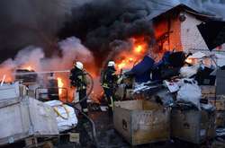  Вогнеборці гасять пожежу на підприємстві у Дніпрі 
 Фото: ДСНС 