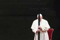 Папа Римський провів Хресну ходу на порожній площі у Ватикані
