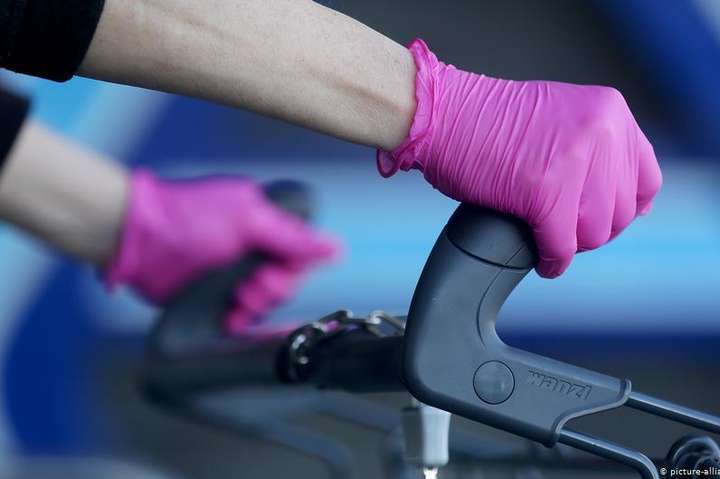 «Масштабне гігієнічне свинство»: лікарі застерігають від носіння разових рукавиць 