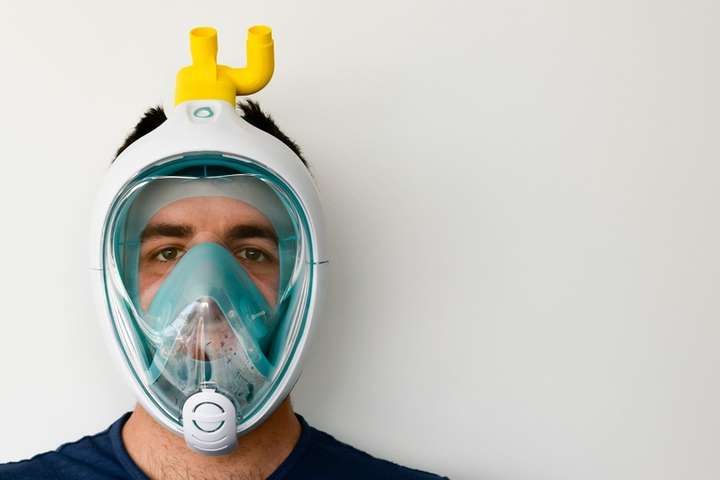 У Дніпрі створили захисні маски для лікарів із масок для дайвінгу