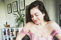 Развлечения в самоизоляции. Американка каждый день надевает новое платье на карантине (фото)