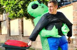 Австралийцы на карантине превратили вынос мусора в карнавал (фото)