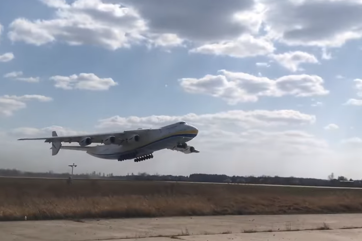 В мережі опублікували захоплююче відео зльоту найбільшого в світі літака