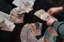  Слідчі ДБР затримали податківців 21 вересня 2019 року під час одержання неправомірної вигоди 