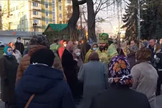 Московська церква у центрі Рівного провела масове освячення верби, попри карантин