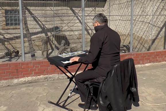 В Одеському зоопарку директор влаштовує тваринам концерт під час карантину