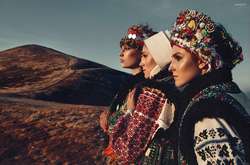 Красиві дівчата на фоні гір. Журнал з США відзняв моделей у Карпатах у гуцульському одязі