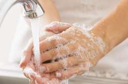 Коронавірусна інфекція не має лікування та вакцини, тому найліпший спосіб вберегтися від хвороби – запобігти інфікуванню