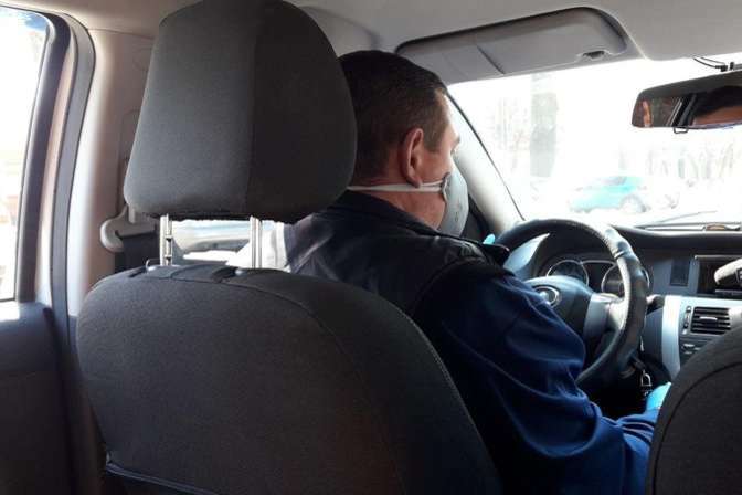 Надо ли водителям одевать защитную маску в частном авто: разъяснение полиции