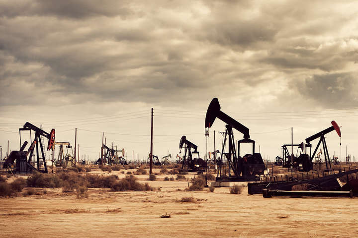 Страны ОПЕК+ рекордно сократят добычу нефти