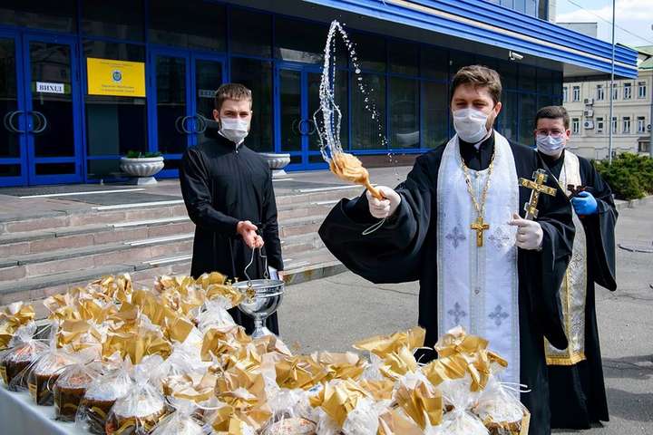 У Києві освятили 10 тисяч пасок для малозабезпечених людей