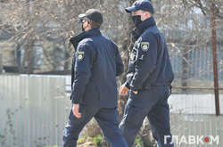 Полицейские в масках вылавливают нарушителей карантина и составляют админпротоколы