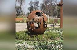 В столичном парке появилась необычная писанка, которая светится (видео)