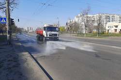 Для миття вулиць і доріг використовують спеціальні шампуні