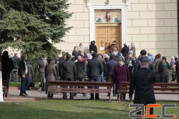 На время карантина государство обязано закрыть церкви Московского патриархата