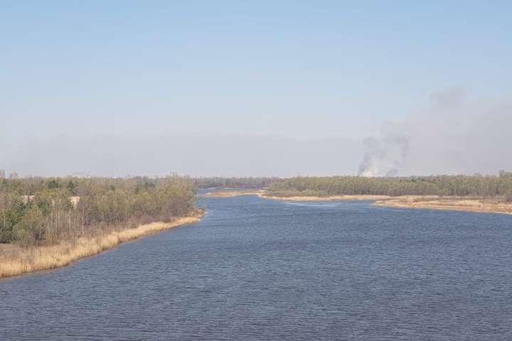 Пожежа в Чорнобильській зоні: вогонь підібрався до дамби охолоджувача ЧАЕС