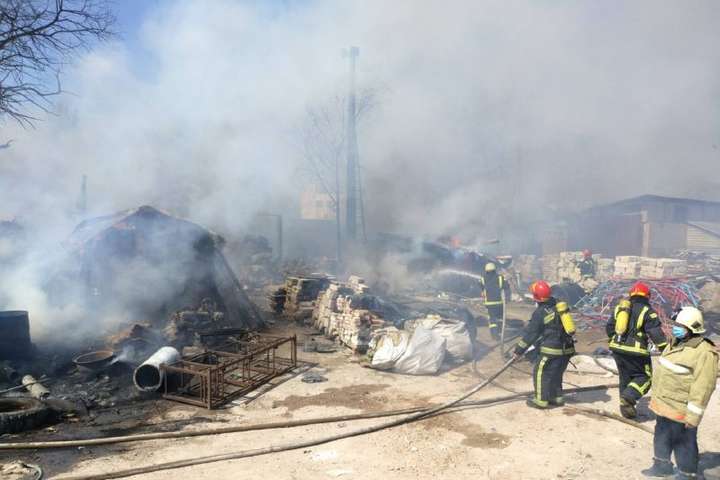 На території Київського деревообробного комбінату сталася пожежа (фото)