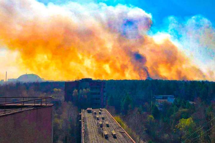 «Ситуація критична». Пожежа у Чорнобильській зоні загрожує сховищу радіоактивних відходів