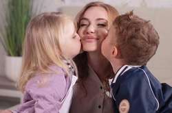 Украинская певица Слава Каминская с детьми 