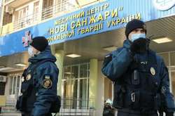 Полицейские охраняют санаторий, в котором прибывшие из Китая граждане проходят обсервацию, февраль 2020 года