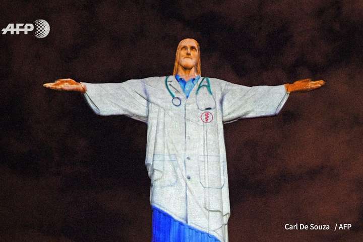 Статуя Христа-Искупителя «надела» медицинский халат (видео)