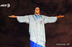 Статуя Христа-Искупителя «оделась» в медицинский халат посредством светового шоу