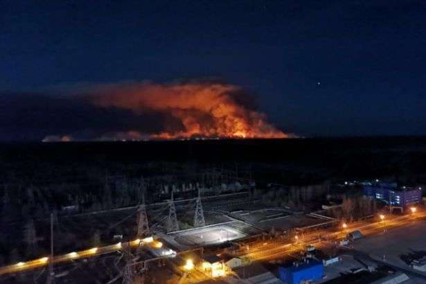Пожар в Чернобыльской зоне: МВД уверяет, что радиоактивные отходы в безопасности