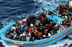 Човен з мігрантами в акваторії Середземного моря