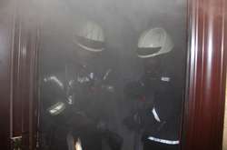 Вогнеборці врятували двох людей із заблокованої пожежею квартири